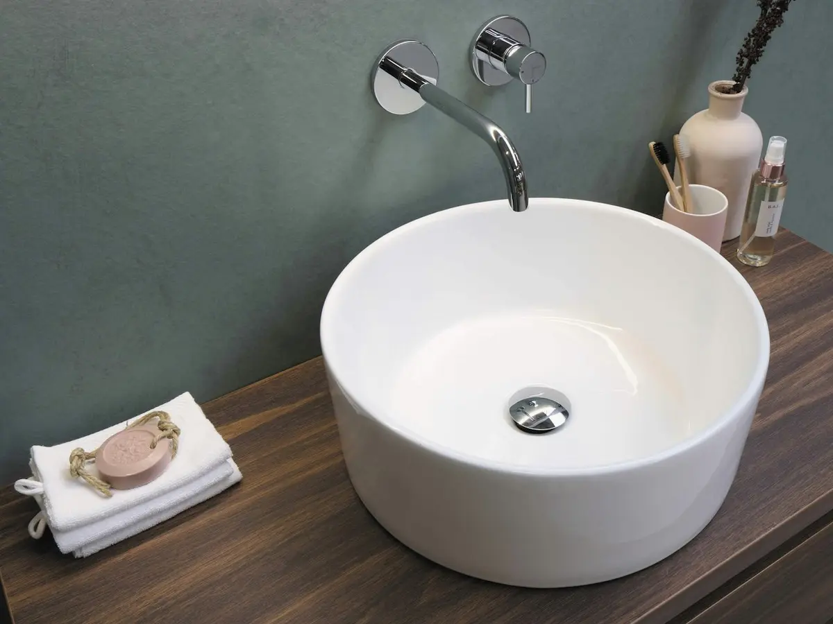 Modern banyo lavabo ve batarya