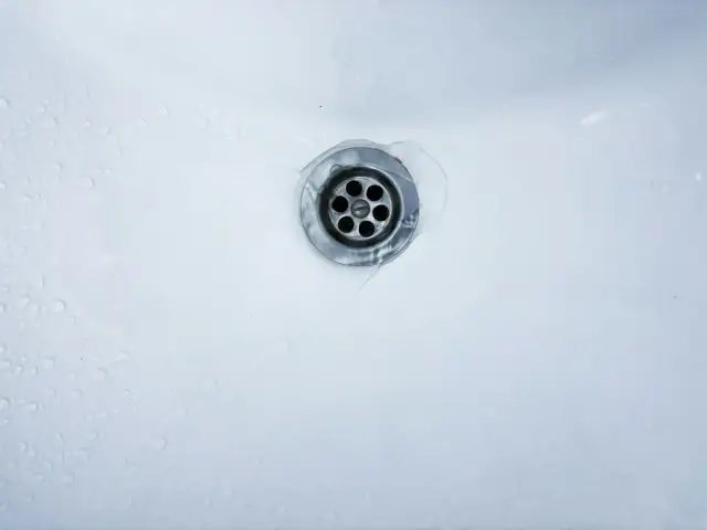 Beyaz lavabo ve gider süzgeci