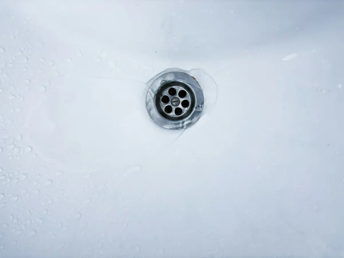 Beyaz lavabo ve gider süzgeci