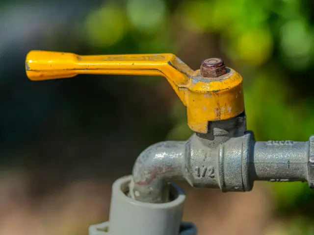Sarı doğalgaz boruları ve vana
